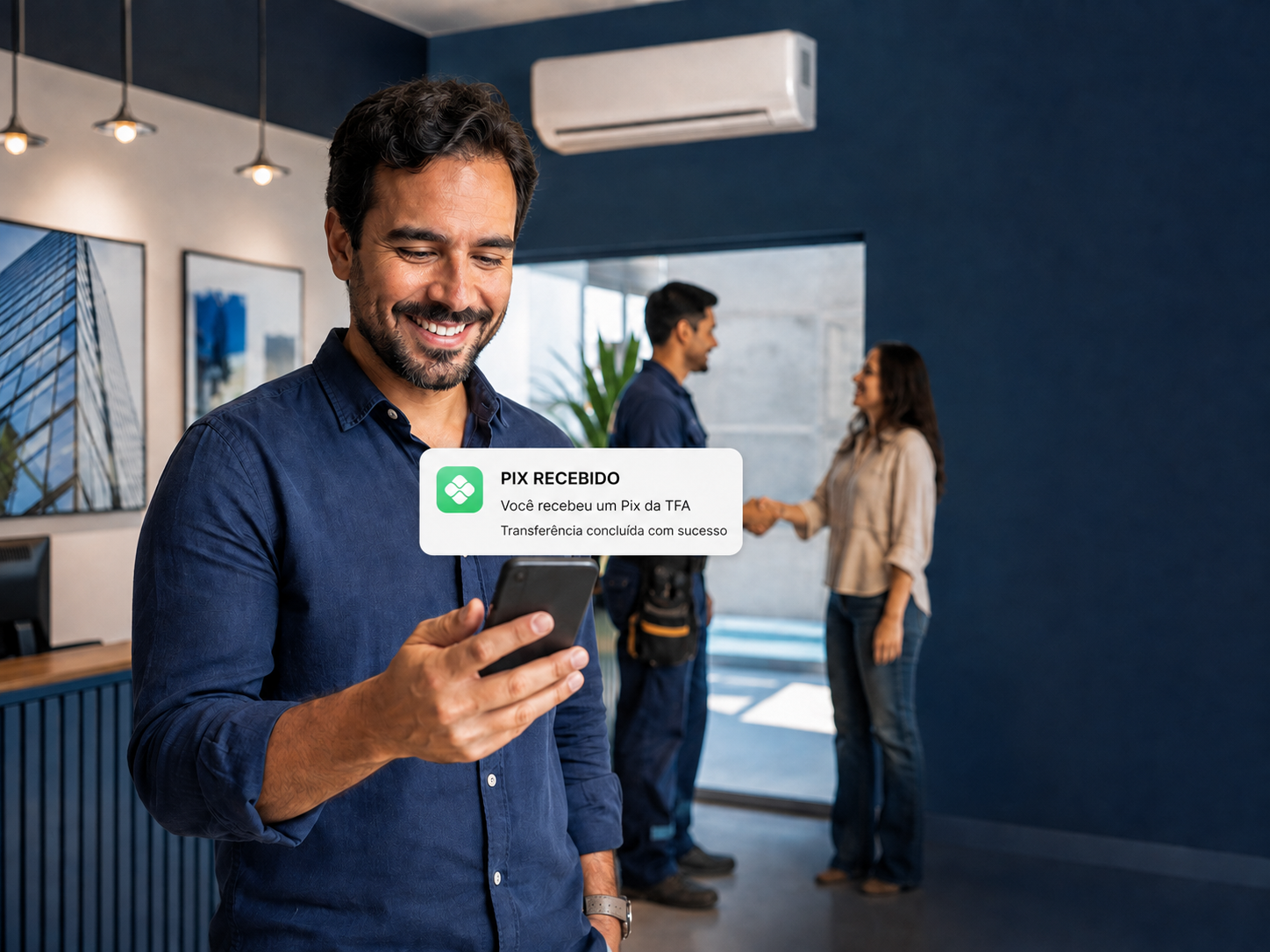 Pessoa feliz acompanhando uma indicação pelo celular enquanto a TFA atende o cliente indicado